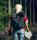 junge-aktive-touristin-steht-auf-einer-lichtung-in-der.jpg?b=1&s=170x170&k=20&c=yaVS9hO1W3y5REoy-jSbvtwSLOpYzrT2ShHHiGSOFhk=