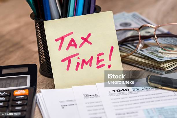Formulario De Impuestos Con Calculadora Dinero Y Bolígrafo Foto de stock y más banco de imágenes de Formulario de impuestos