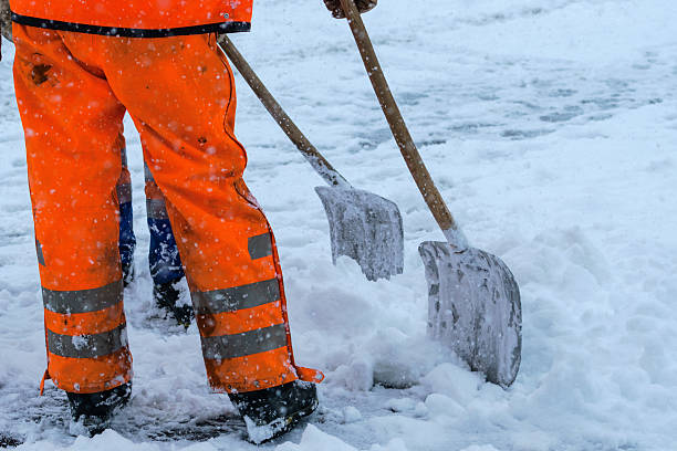 ausrüstung von arbeitern, die schnee fegen - snow cleaning stock-fotos und bilder