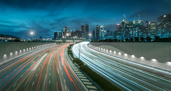 Movimiento de la luz del coche con el paisaje urbano de Singapur en tono dramático photo