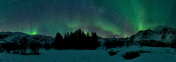 norte luces sobre el lofoten islas en noruega - magnetosphere fotografías e imágenes de stock