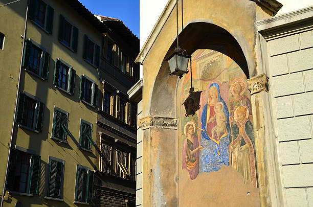 virgen con el niño en piazza santa maria novella, florencia (italia) - overseas travel photograph paintings fotografías e imágenes de stock