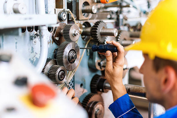 machinist stellt zahnräder präzise auf - industriegerät stock-fotos und bilder