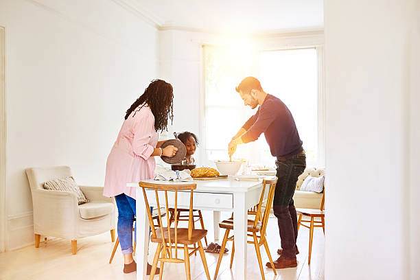 식탁에서 함께 트랜스젠더 가족 - family dining table breakfast eating 뉴스 사진 이미지