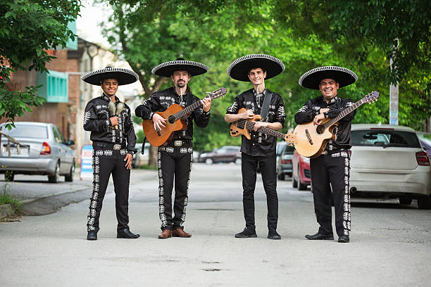 mexikanische musiker auf den straßen. - european culture audio stock-fotos und bilder