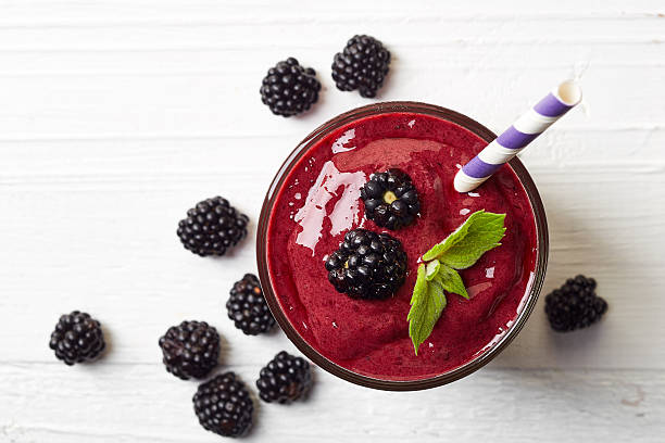 glas blackberry-smoothie  - drinking straw juice frozen glass stock-fotos und bilder