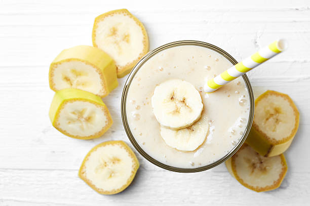 copa de batido de plátano - batido de leche fotografías e imágenes de stock