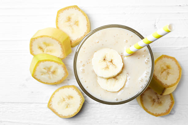 taça de smoothie de banana - juice smoothie fruit drink - fotografias e filmes do acervo