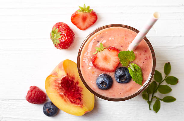 フルーツとベリースムージーのグラス - raspberry milkshake ストックフォトと画像