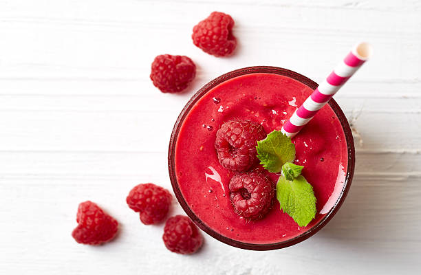 bicchiere di frullato di lampone - drinking straw juice frozen glass foto e immagini stock