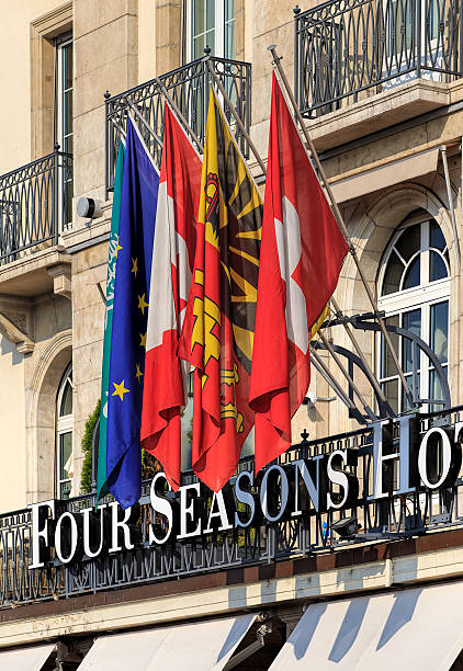 フォーシーズンズ ホテル・デ・ベルグの入り口に旗 - four seasons hotels ストックフォトと画像