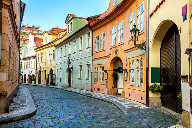 calle vieja en praga por la mañana, en el centro de la ciudad - prague old door house fotografías e imágenes de stock