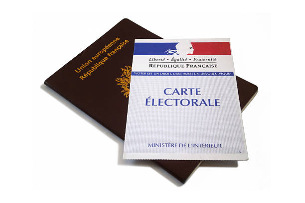 pasaporte francés y tarjeta de votación electoral - france election presidential election french culture fotografías e imágenes de stock