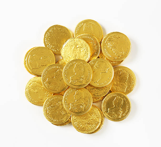 mleczne monety czekoladowe - chocolate coins zdjęcia i obrazy z banku zdjęć