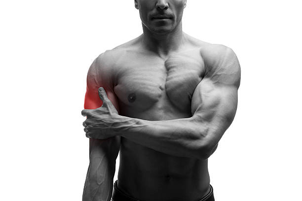 uomo con dolore alla spalla, dolore nel corpo maschile, isolato - human muscle human arm bicep muscular build foto e immagini stock