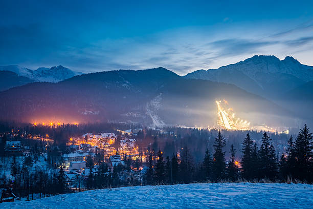 skiwettbewerbe in zakopane in der abenddämmerung im winter, polen - poland mountain tatra mountains giewont stock-fotos und bilder