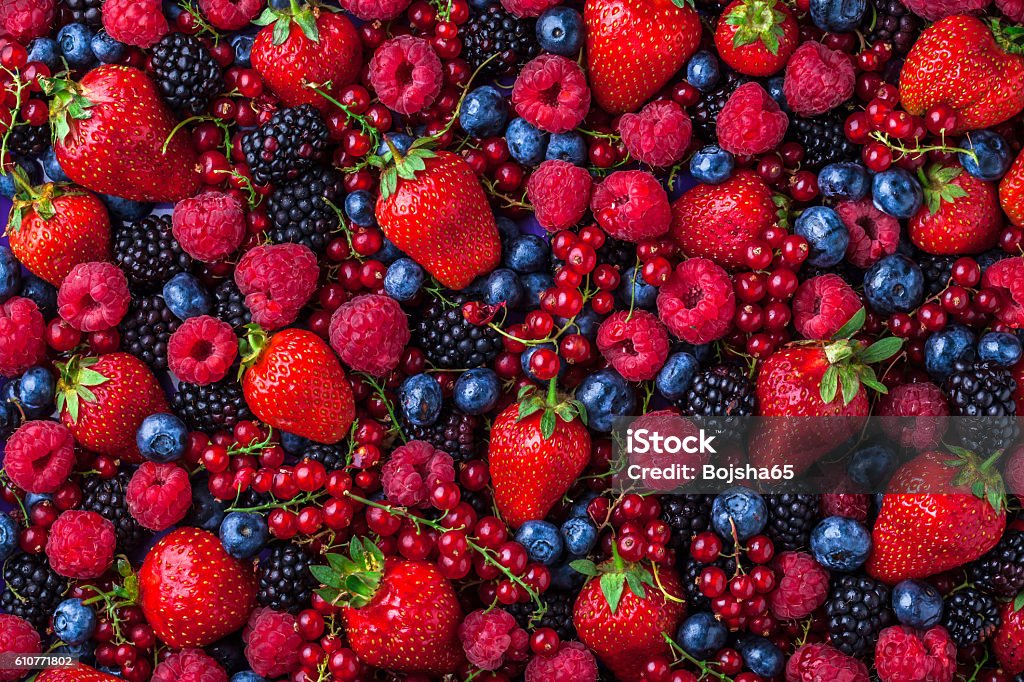 Bayas de frutas del bosque por encima de la mezcla variada en el estudio - Foto de stock de Fruta libre de derechos