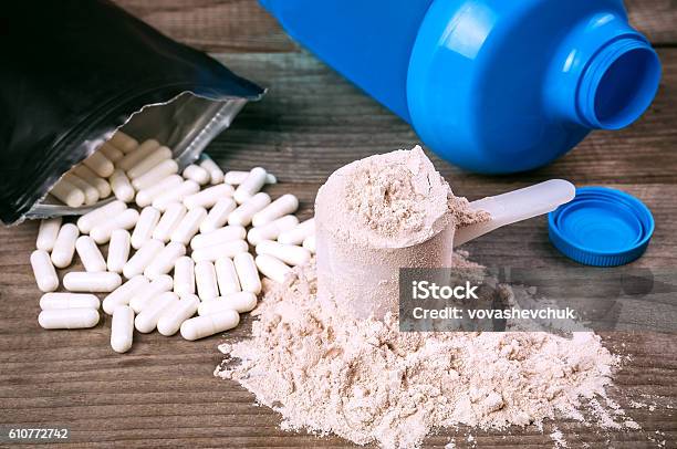 Bcaa Pastillas Y Proteínas Foto de stock y más banco de imágenes de Complemento vitamínico - Complemento vitamínico, Bebida de proteínas, Deporte