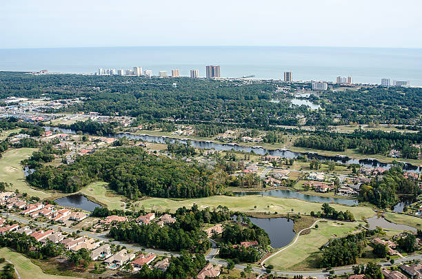 vue aérienne de grande dunes à myrtle beach, caroline du sud - strip mall shopping mall road street photos et images de collection