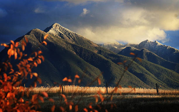 istock Autumn Sunset in Paradise Valley on the Absaroka Mountains 610777054
