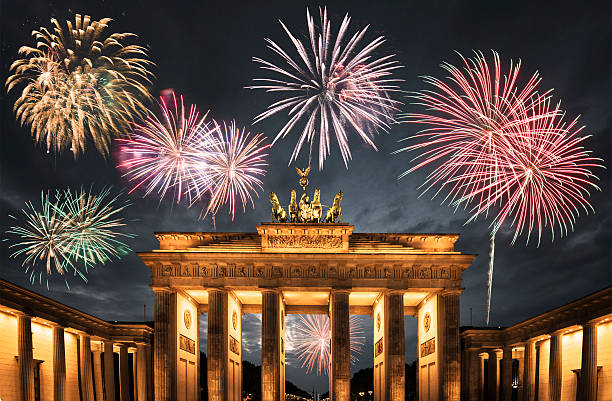 año nuevo en el brandeburg tor en berlín - brandenburg gate berlin germany germany night fotografías e imágenes de stock