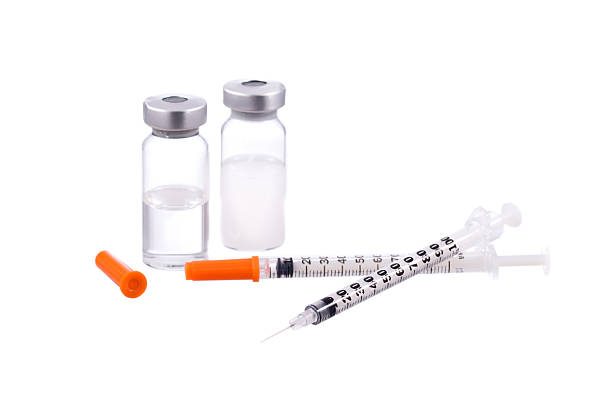 bouchons de seringues et kits de bouteilles isolés sur blanc - insulin sugar syringe bottle photos et images de collection