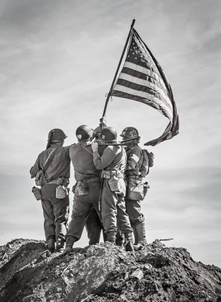 soldados elevar la bandera de los estados unidos - segunda guerra mundial fotografías e imágenes de stock