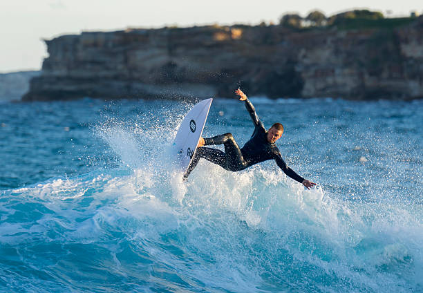 серфер серфинг на tamarama beach - surfing surf wave extreme sports стоковые фото и изображения