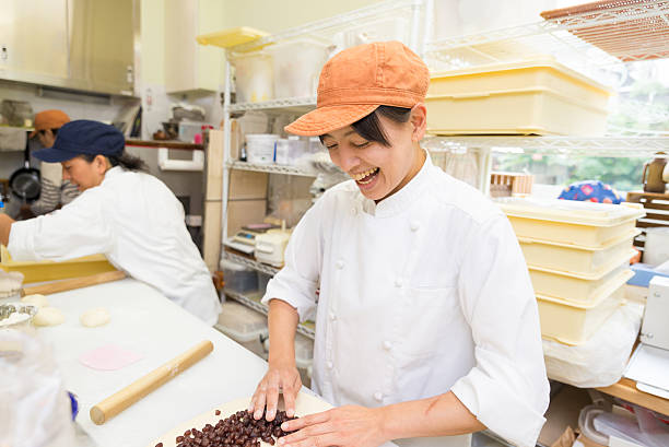 japońskie kobiety piekarz pracujący w piekarni - chef baker bakery flour zdjęcia i obrazy z banku zdjęć