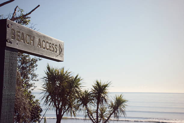 cartello di accesso alla spiaggia con ti koukas, nuova zelanda - powder blue viewpoint south island new zealand new zealand foto e immagini stock
