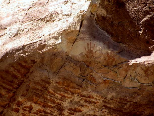 ręczne piktografy na pustynnej skale - cave painting prehistoric art north american tribal culture nevada zdjęcia i obrazy z banku zdjęć