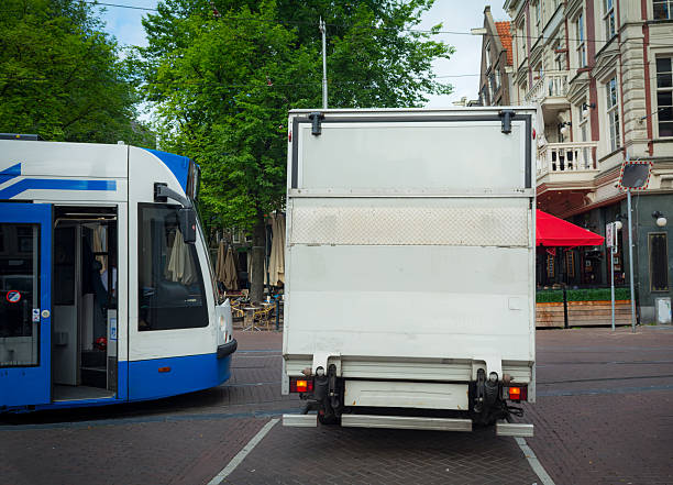 petit camion pour la livraison de marchandises devant le tram amsterdam - close up truck pick up truck gear photos et images de collection