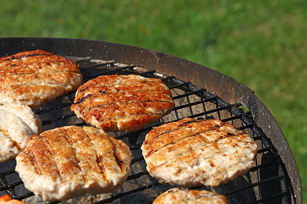 グリルのハンバーガー用チキンまたは七面鳥のハンバーガー - grilled broiling outdoors horizontal ストックフォトと画像