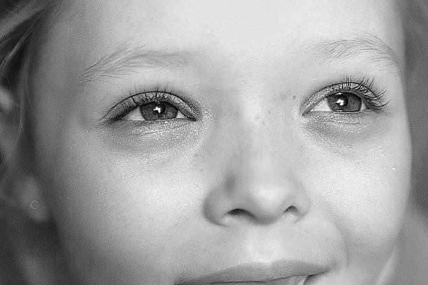 dziewczynka z brązowymi oczami w czerni i bieli - human eye stage makeup male macro zdjęcia i obrazy z banku zdjęć