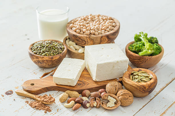 auswahl veganer proteinquellen auf holzhintergrund - soy products stock-fotos und bilder