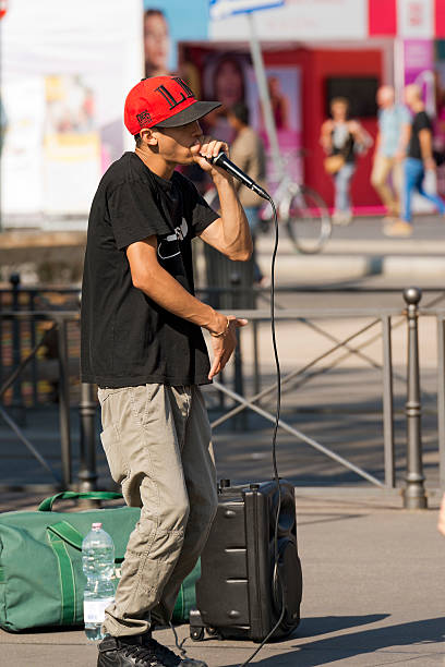 street performer di beatbox - milano italia - dancing hip hop performing arts event artist foto e immagini stock