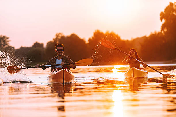 川で素晴らしい時間を過ごす。 - family kayaking kayak canoeing ストックフォトと画像