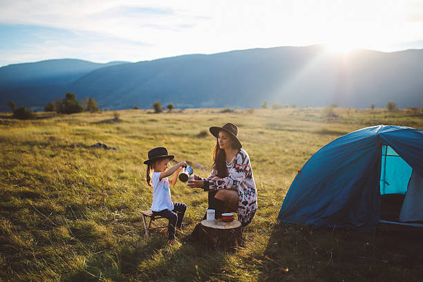 若い女性は女の赤ちゃんとキャンプ - camping family nature tent ストックフォトと画像