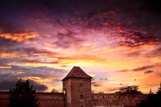 twierdza wieczorem - slovakia ancient past architecture zdjęcia i obrazy z banku zdjęć