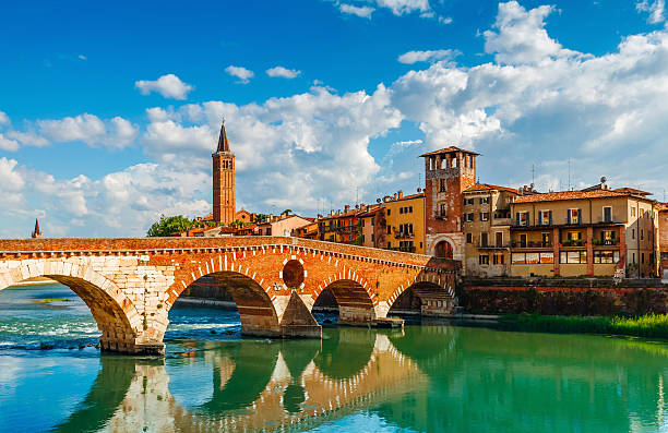 puente ponte pietra en verona en el río adigio - verona italy veneto europe day fotografías e imágenes de stock