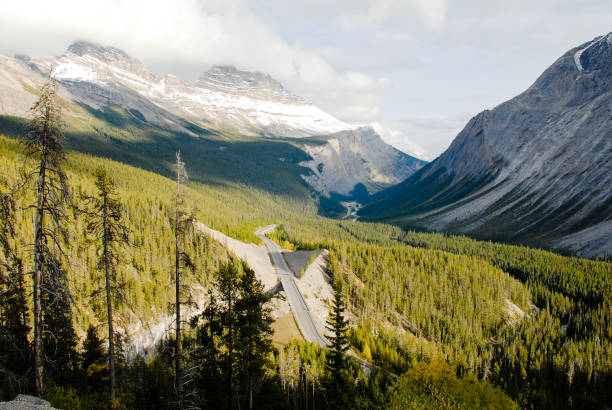 istock Big Bend on the Icefields Parkway, Canadian Rockies 610871492