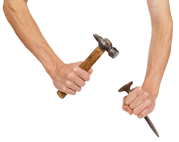 männliche hände arbeiten mit hammer und meißel - meißel fotos stock-fotos und bilder