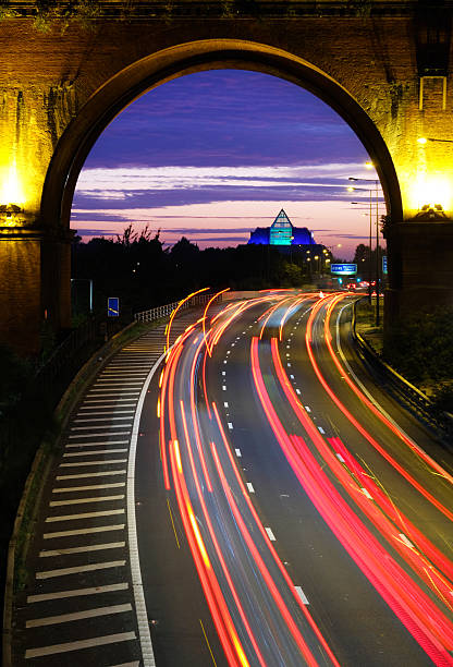 stockport viaduct and traffic at dusk - stockport stock-fotos und bilder