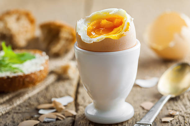 아침 식사를 위한 완벽한 부드러운 삶은 달걀 - sandwich breakfast boiled egg close up 뉴스 사진 이미지