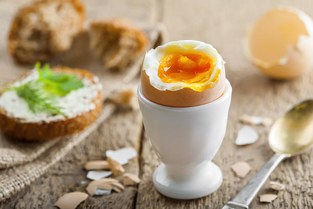 아침 식사를 위한 완벽한 부드러운 삶은 달걀 - close up table brown dieting 뉴스 사진 이미지