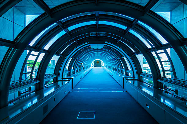 langen korridor - wall corridor tunnel glass stock-fotos und bilder