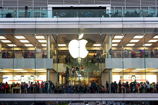 people make shopping in apple store during  christmas holidays - iphone trading stock market finance imagens e fotografias de stock