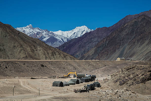 строительная площадка с горным фоном в индии - открытая шахта стоковые фото и изображения