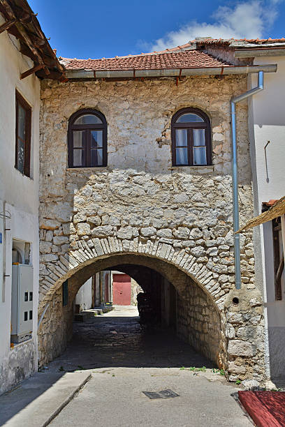 edificio a trebinje - trebinje foto e immagini stock