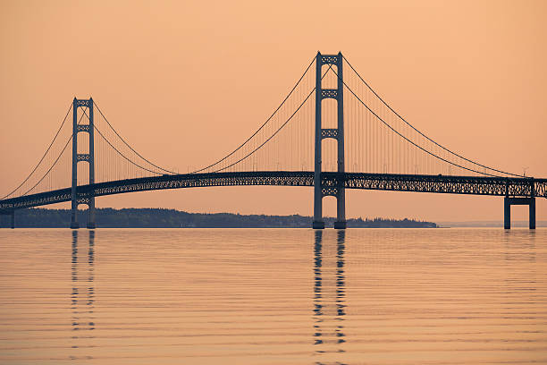 ponte sospeso mackinac - straits of mackinac foto e immagini stock